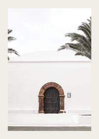 Fényképészeti barna faajtó kőívvel fehér vakolt falban-3