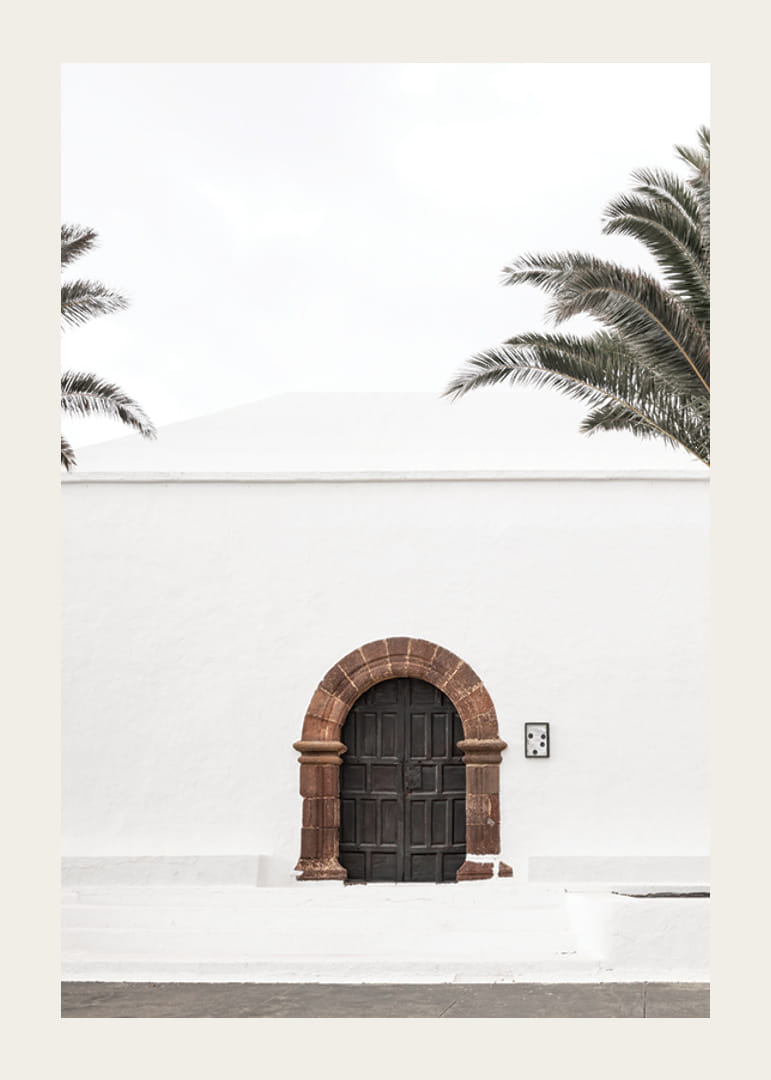 Fényképészeti barna faajtó kőívvel fehér vakolt falban-12