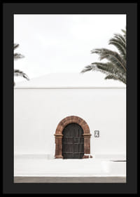 Fényképészeti barna faajtó kőívvel fehér vakolt falban-4