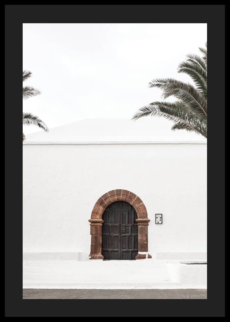 Fényképészeti barna faajtó kőívvel fehér vakolt falban-12