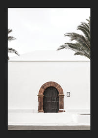 Fényképészeti barna faajtó kőívvel fehér vakolt falban-5