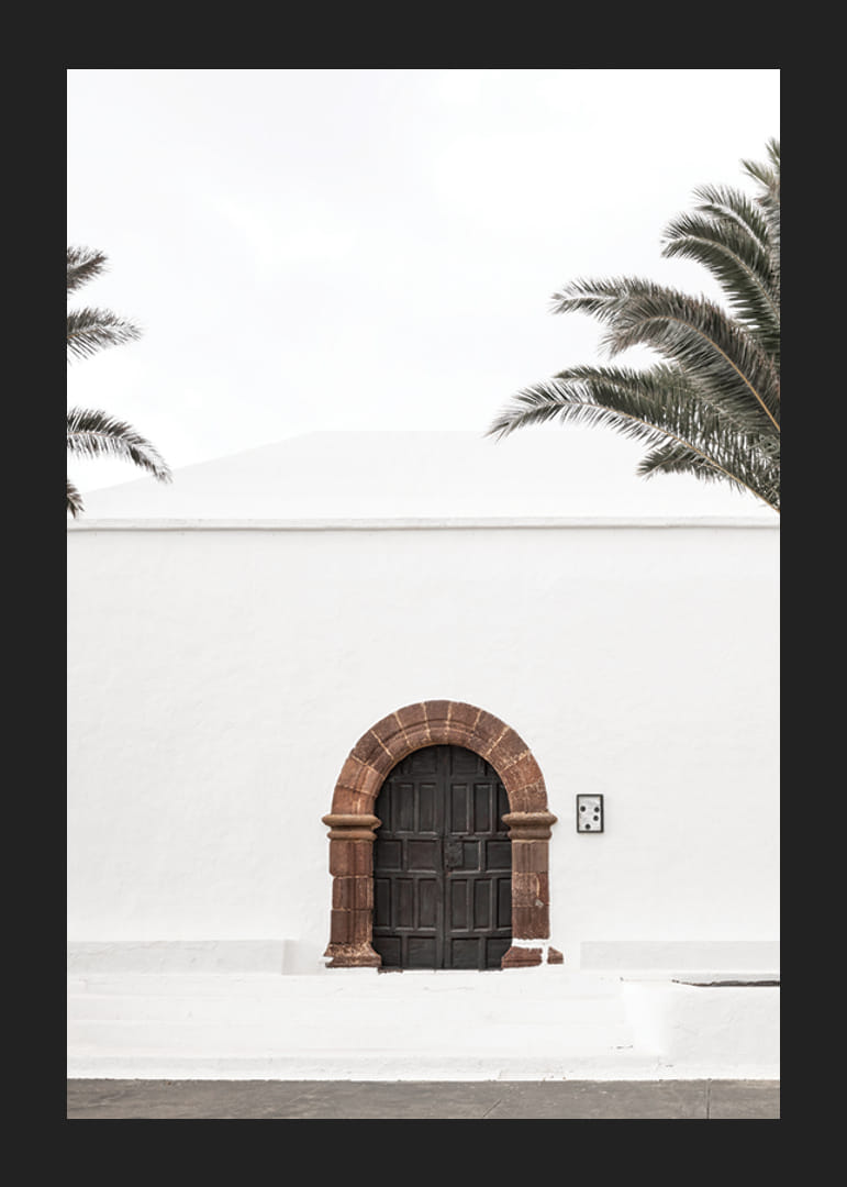 Fényképészeti barna faajtó kőívvel fehér vakolt falban-12