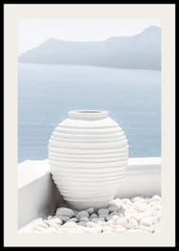 Fotografi av vit keramikvas mot hav och berg på Santorini-2