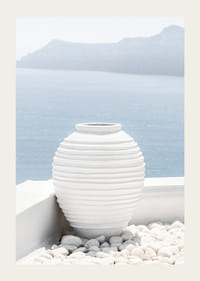 Fotografi av vit keramikvas mot hav och berg på Santorini-3