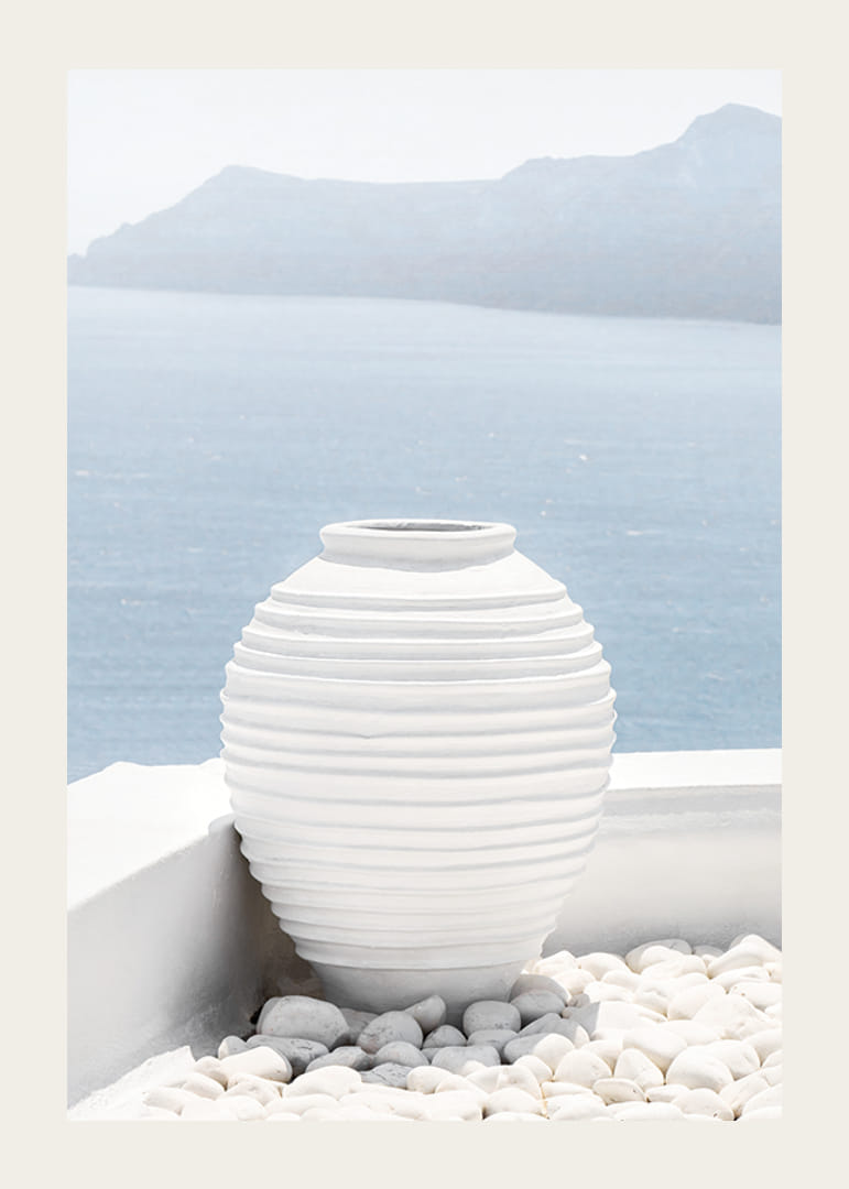 Fotografi av vit keramikvas mot hav och berg på Santorini-12