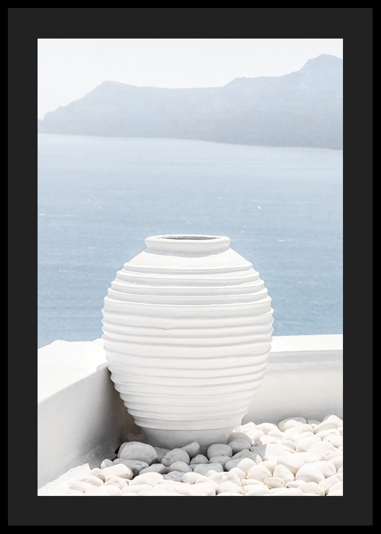 Fotografi av vit keramikvas mot hav och berg på Santorini-12