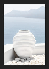 Fotografi av vit keramikvas mot hav och berg på Santorini-5