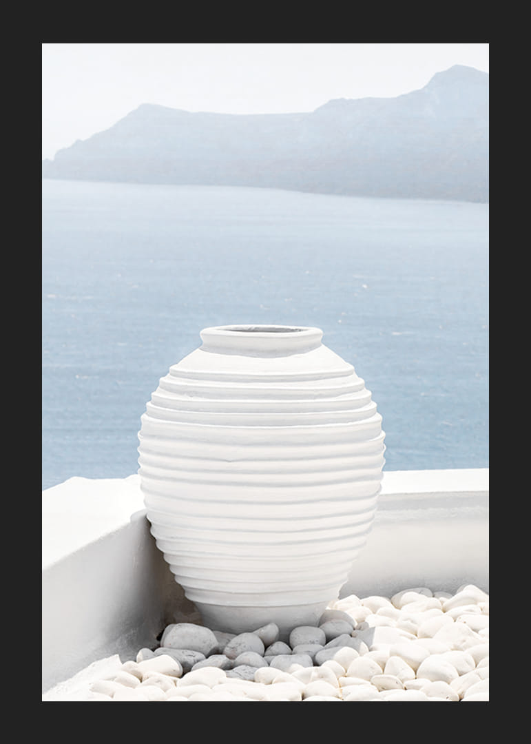 Fotografi av vit keramikvas mot hav och berg på Santorini-12