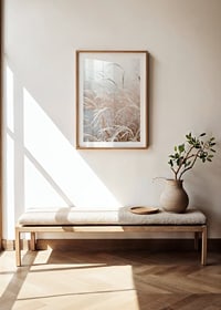 Fotografisk närbild av frosttäckt pampasgräs i mjuka beige toner-8
