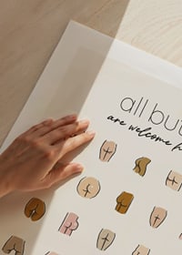 Illustration av rumpor i olika former och hudtoner med text-9
