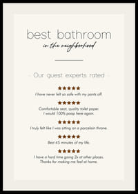 Humorný text v čiernej farbe s recenziami a hviezdičkami na béžovom pozadí-2