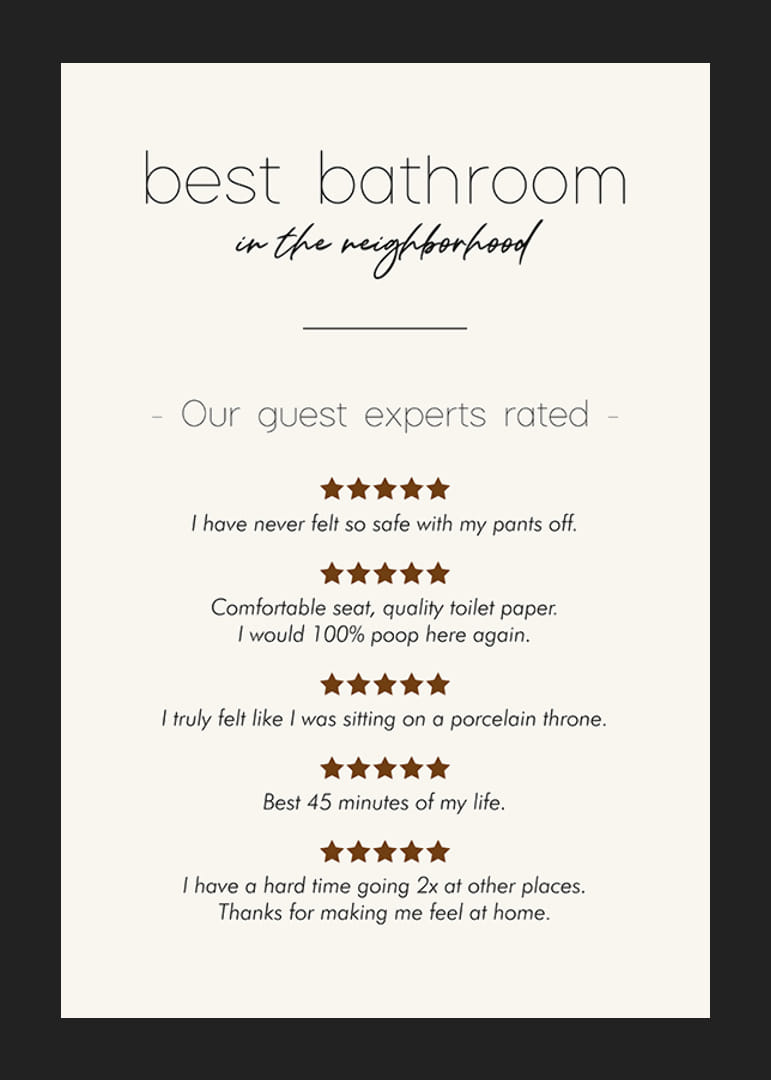 Humorný text v čiernej farbe s recenziami a hviezdičkami na béžovom pozadí-12