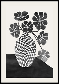 Abstrakt svartvit vas med schackrutigt mönster och blommor-2