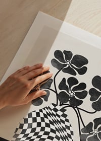 Abstrakt svartvit vas med schackrutigt mönster och blommor-9