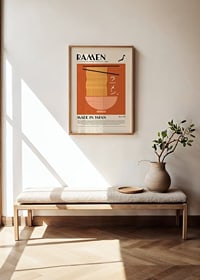 Illustration av ramen i skål med ätpinnar mot orange bakgrund-2