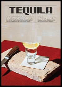 Fotografisk närbild av tequilashot med citronklyfta och kniv-0