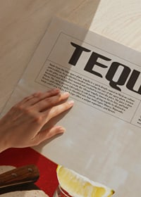 Fotografisk närbild av tequilashot med citronklyfta och kniv-3