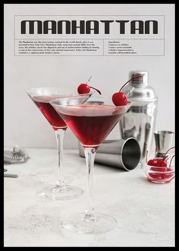 Två Manhattan-cocktails med körsbär, barredskap och recepttext-12
