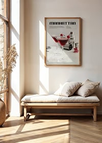 Två Manhattan-cocktails med körsbär, barredskap och recepttext-2