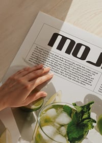 Glas mojito med is, limeklyftor och mynta på vit bakgrund-3