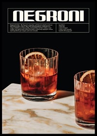 Två Negroni-cocktails med apelsinskiva på marmorunderlag-0