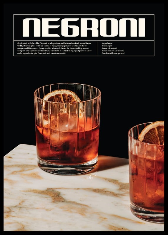 Två Negroni-cocktails med apelsinskiva på marmorunderlag-12