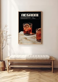 Två Negroni-cocktails med apelsinskiva på marmorunderlag-2