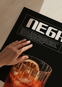 Två Negroni-cocktails med apelsinskiva på marmorunderlag-3