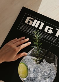 Foto von Gin Tonic im Glas mit Limette und Rosmarin-3