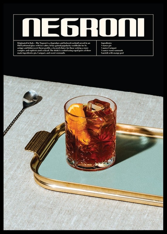 Valokuvallinen Negroni-cocktail lasissa appelsiiniviipaleen kera-12