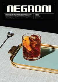 Valokuvallinen Negroni-cocktail lasissa appelsiiniviipaleen kera-1