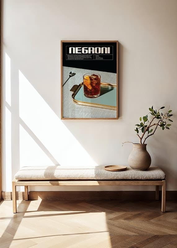 Valokuvallinen Negroni-cocktail lasissa appelsiiniviipaleen kera-12