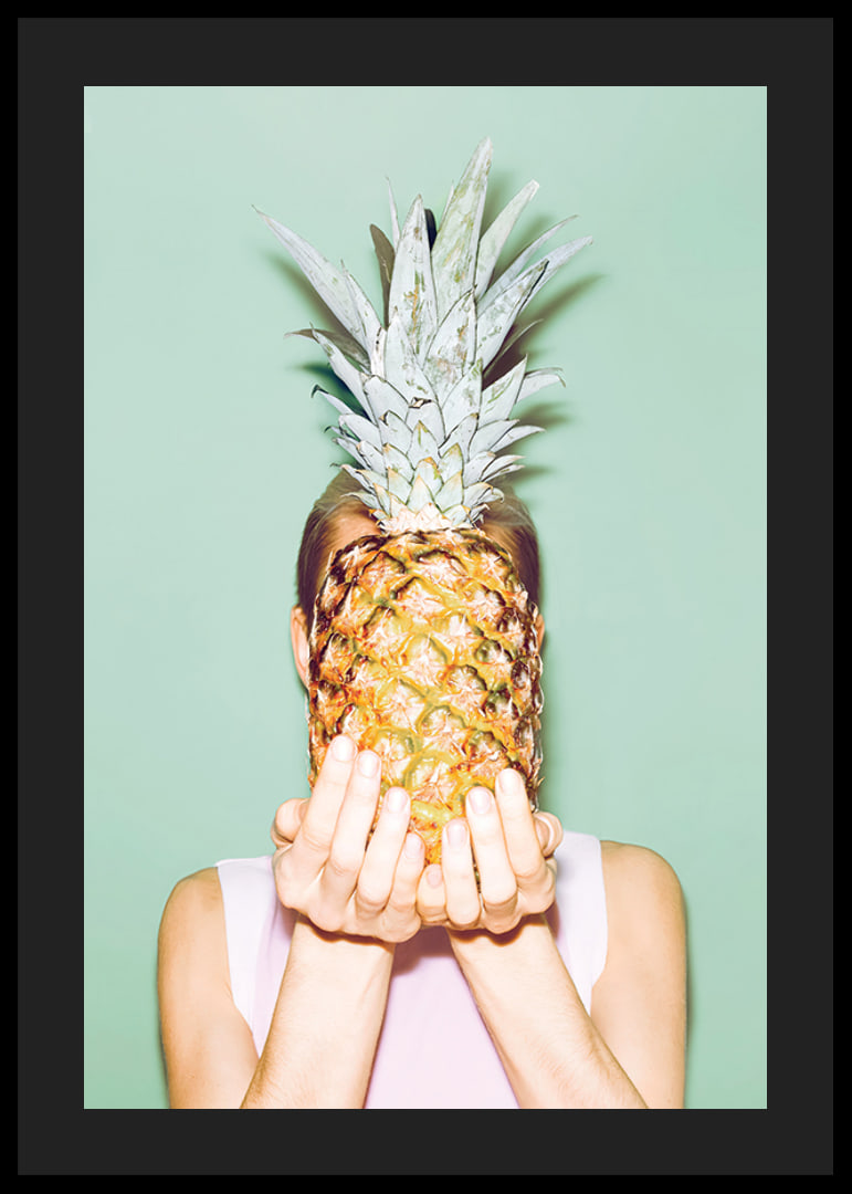 Fotografi av kvinna som håller en ananas framför ansiktet mot ljusgrön bakgrund-12