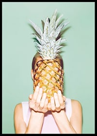 Fotografi av kvinna som håller en ananas framför ansiktet mot ljusgrön bakgrund-6