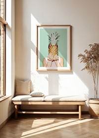 Fotografi av kvinna som håller en ananas framför ansiktet mot ljusgrön bakgrund-8