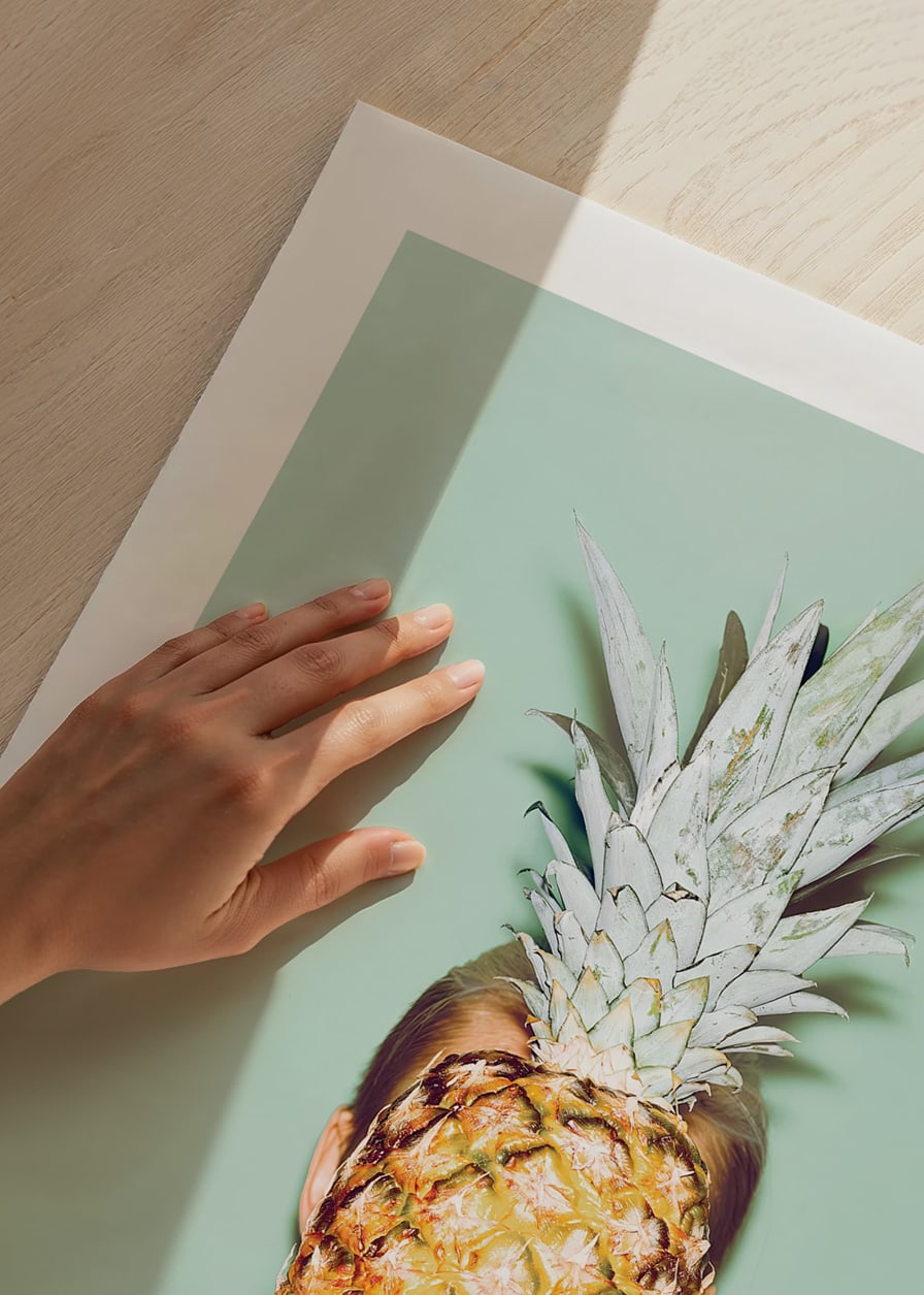 Fotografi av kvinna som håller en ananas framför ansiktet mot ljusgrön bakgrund-12