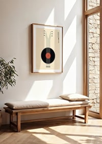 Grafisk illustration av vinylskiva som gitarr i svart och rött-8