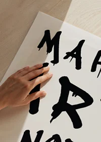 Text i svart graffiti-stil med rinnande färg på vit bakgrund-3