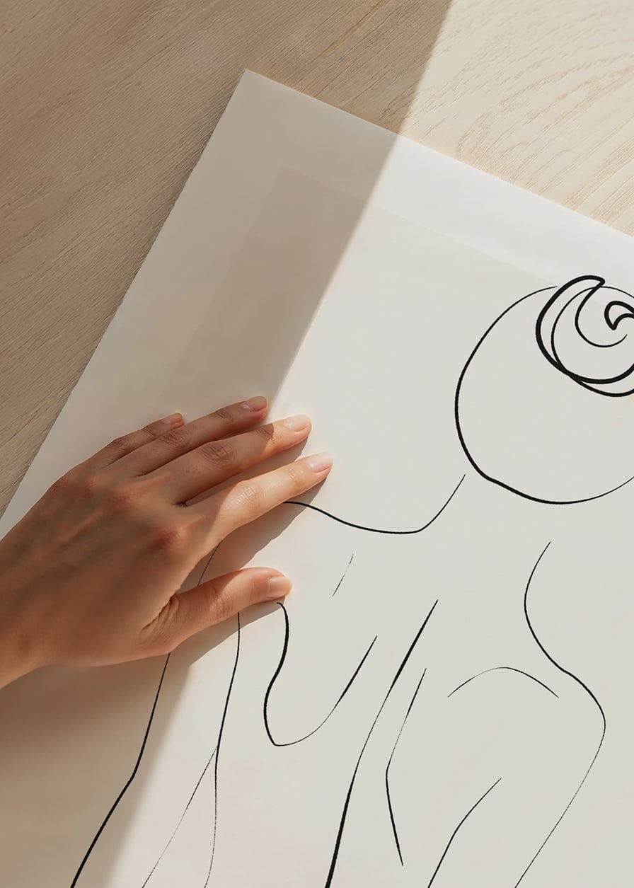 Arte lineal minimalista del cuerpo femenino desde atrás en blanco y negro.-12