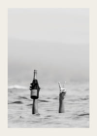 Svartvitt fotografi med två armar i vatten, en håller champagne-3