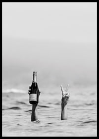 Fotografia in bianco e nero di due braccia nell'acqua, una delle quali tiene in mano dello champagne-6