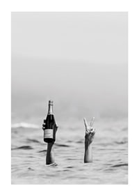 Fotografia in bianco e nero di due braccia nell'acqua, una delle quali tiene in mano dello champagne-1