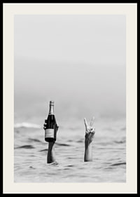 Fotografia in bianco e nero di due braccia nell'acqua, una delle quali tiene in mano dello champagne-2
