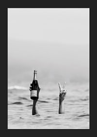 Fotografia in bianco e nero di due braccia nell'acqua, una delle quali tiene in mano dello champagne-5