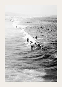 Svartvit fotografi av surfare på vågor vid lång strand-3