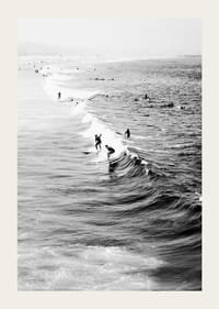 Fotografie alb-negru cu surferi pe valuri la Long Beach-3
