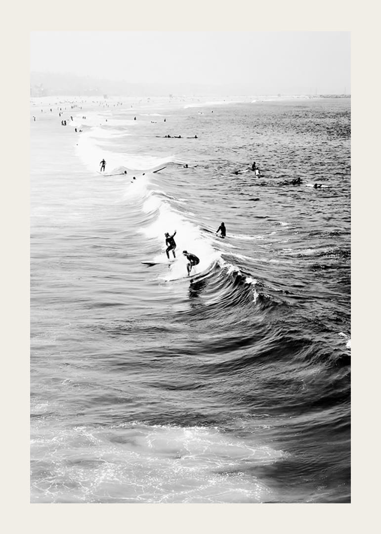 Fotografie alb-negru cu surferi pe valuri la Long Beach-12