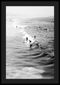Fotografie alb-negru cu surferi pe valuri la Long Beach-4