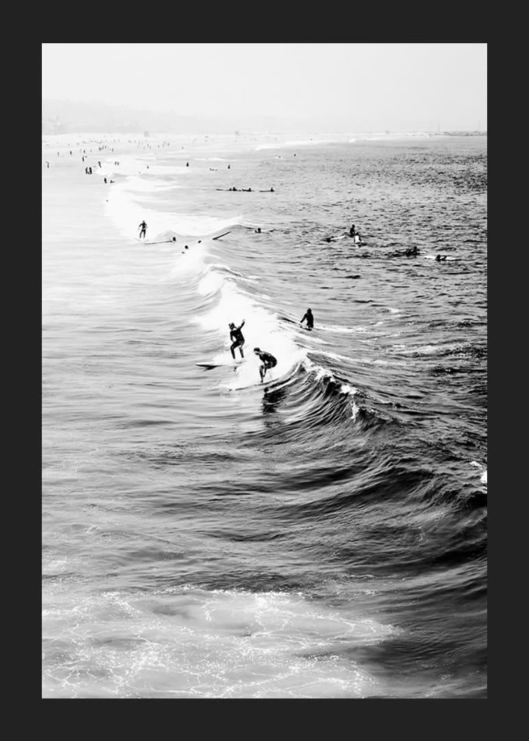 Fotografie alb-negru cu surferi pe valuri la Long Beach-12