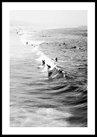 Svartvit fotografi av surfare på vågor vid lång strand-0